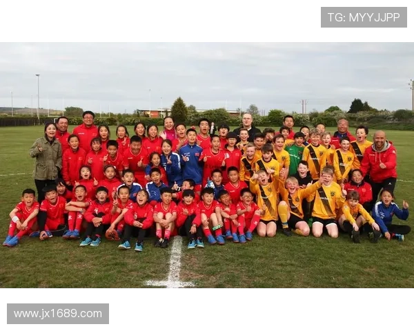 足球明星与足球亲密合影展现激情与梦想的瞬间 足球明星与足球亲密合影展现激情与梦想的瞬间