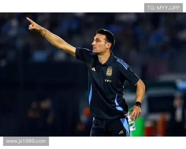 足球明星低头瞬间高清特写展现他们的专注与魅力 足球明星低头瞬间高清特写展现他们的专注与魅力