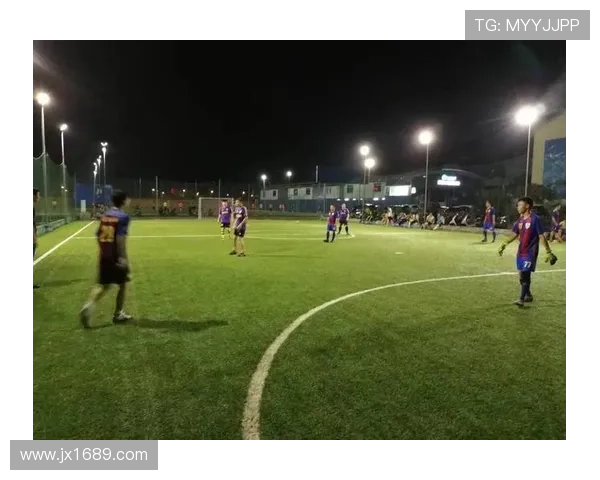 足球明星挑战自我在乡村野球场上展现不一样的激情与风采 足球明星挑战自我在乡村野球场上展现不一样的激情与风采